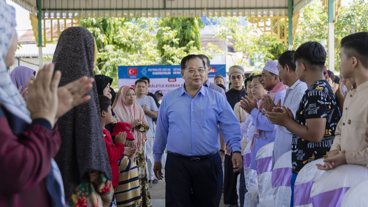 Senior Minister Othsman Hassan, distributed 100 Qurban cows for Muslim in Sangkat Chrang Chamres on Eid Al Adha day